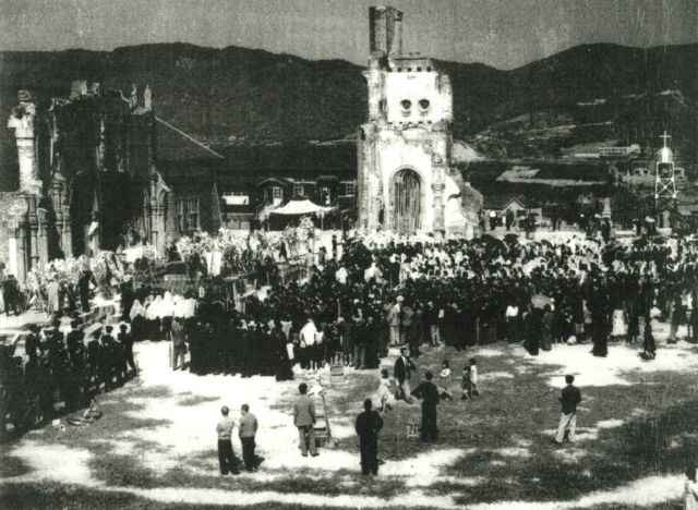 廃虚の浦上天主堂で行われた博士の葬儀